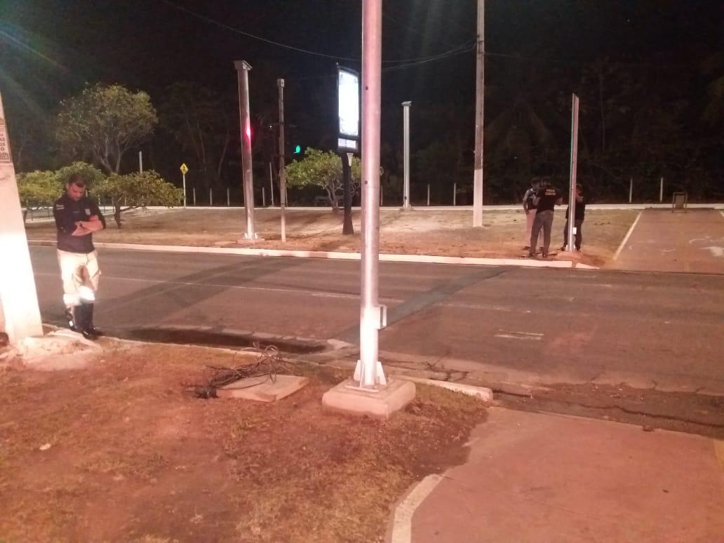 SMTT e GMA flagram homem furtando cabos de semáforo na Beira Mar - SMTT Aracaju